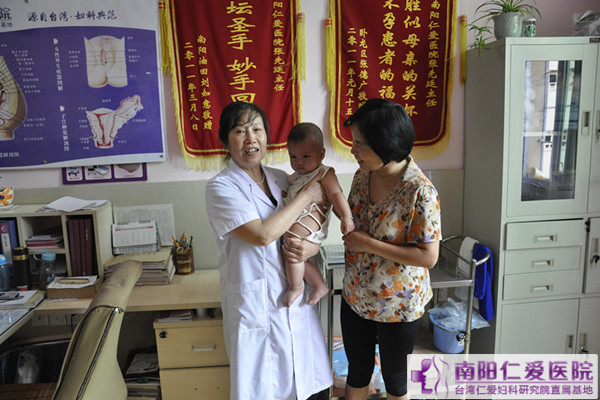 拎着糖 抱着娃 天伦医院报喜去